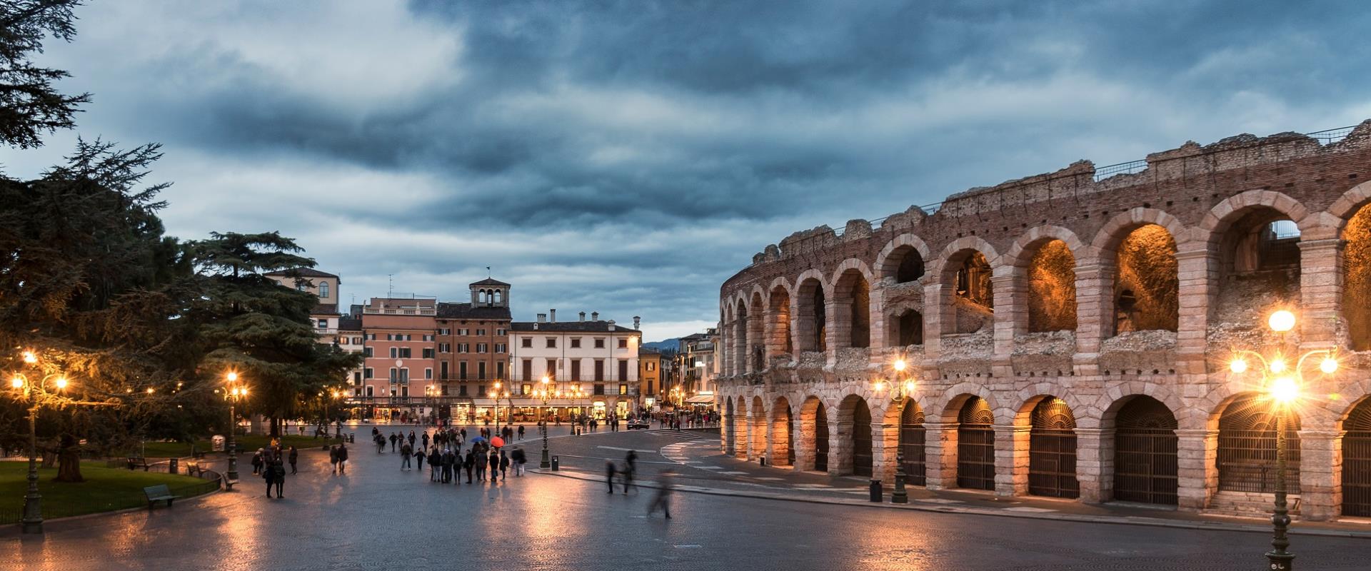 Discover the historic center of Verona, just a few minutes from our hotel!