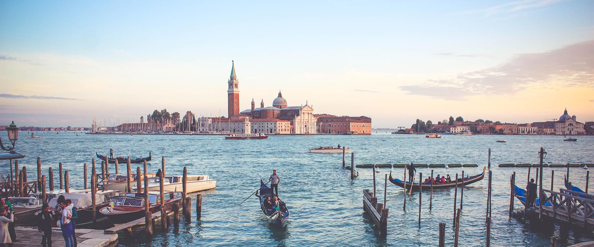 Discover the charm of Venice: Hotel Turismo is an ideal starting point to reach this unique city. Book now and discover our offers!