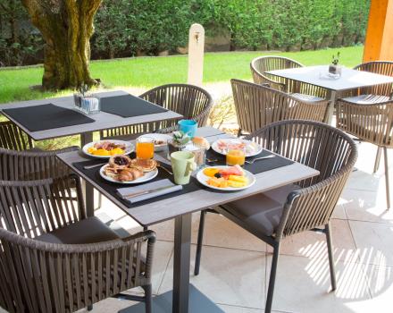Goditi una ricca colazione in giardino al Best Western Hotel Turismo a Verona!