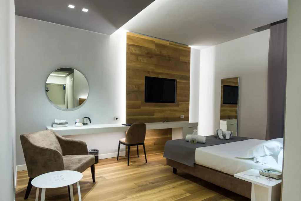 Executive room with an elegant, contemporary style, parquet floor, wooden details on the walls and neutral colours in the furnishings.